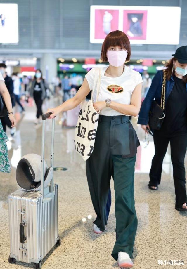发型 马伊琍素颜走机场一脸疲态，少女发型有些牵强，穿乞丐裤高调抢镜