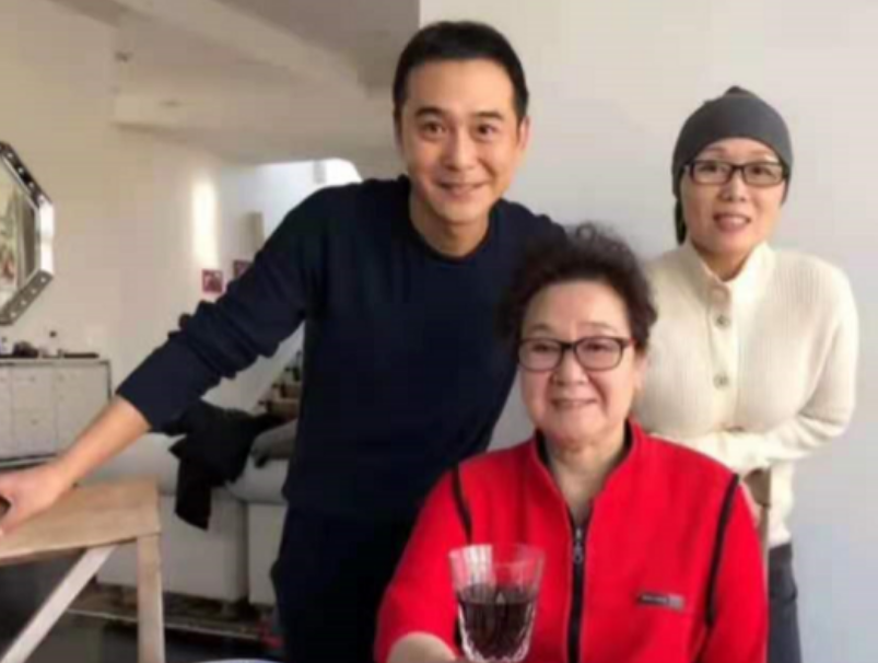 吴琼|60岁吴琼大街上跳舞惹争议，摇头晃脑抛媚眼被指没分寸，现住豪宅