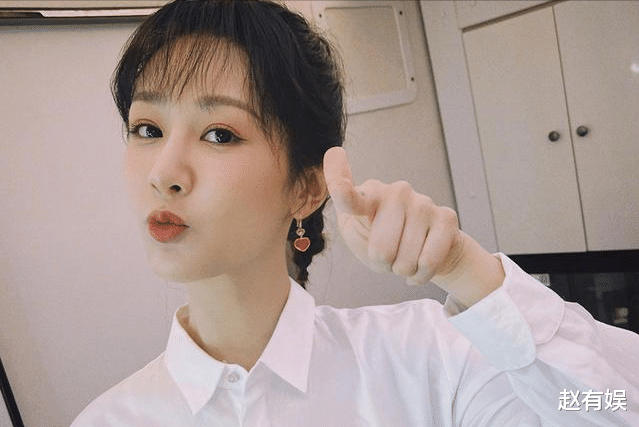 杨紫|杨紫美出新高度，瘦成“纸片人”软萌可爱，手上戒指暴露感情状况