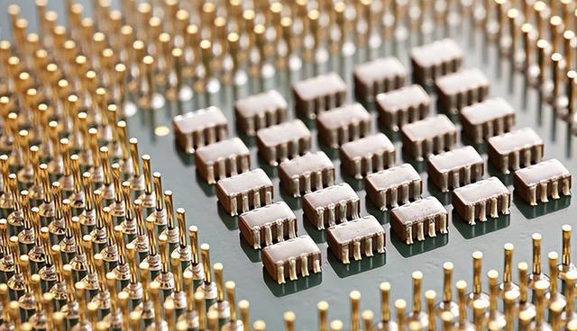中国生产出西方“最高标准”芯片，技术领先英特尔2年？