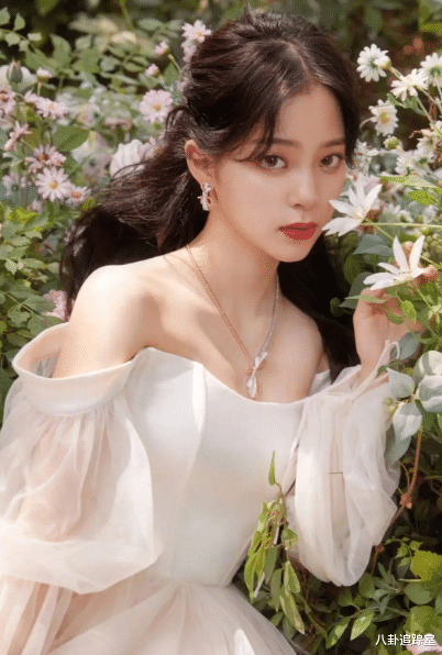 欧阳娜娜|很缺钱？欧阳娜娜再创圈钱方式，在展馆卖炒饭，网友：无孔不入