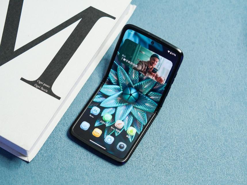 razr|记忆重回V3时代!razr 2022央视广告有点意思