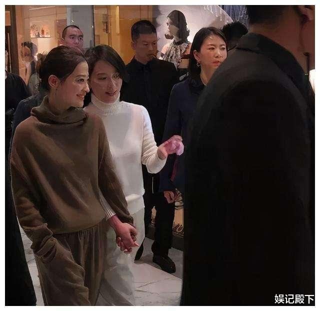 唐艺昕|娱乐圈的合影定律：拍照不找梅婷，因为至今没人赢过！