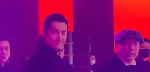 胡歌|胡歌参加发小公司年会引起轰动，原来明星想变路人也不容易呀