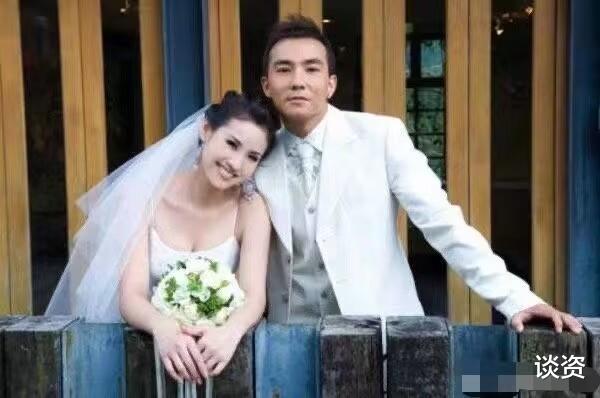 底线|刘耕宏晒结婚纪念日合影，隔空给张艺兴送祝福，网友：教练还开播吗