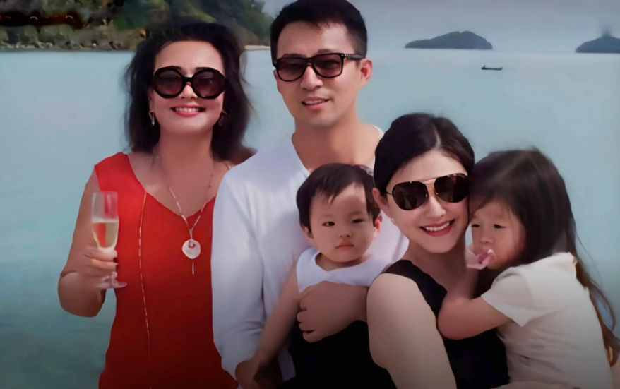 关晓彤|汪小菲又一次输了，可张兰却赢麻了，成长经历被曝光令人钦佩不已