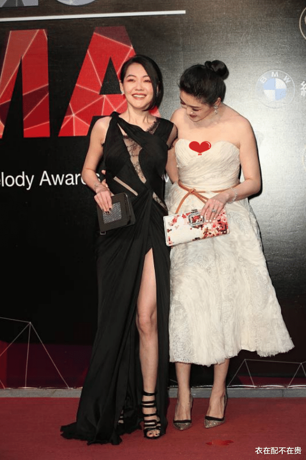 大S|大S和小S的合影引热议,虽然身材不如妹妹,却靠穿衣在气质上取胜