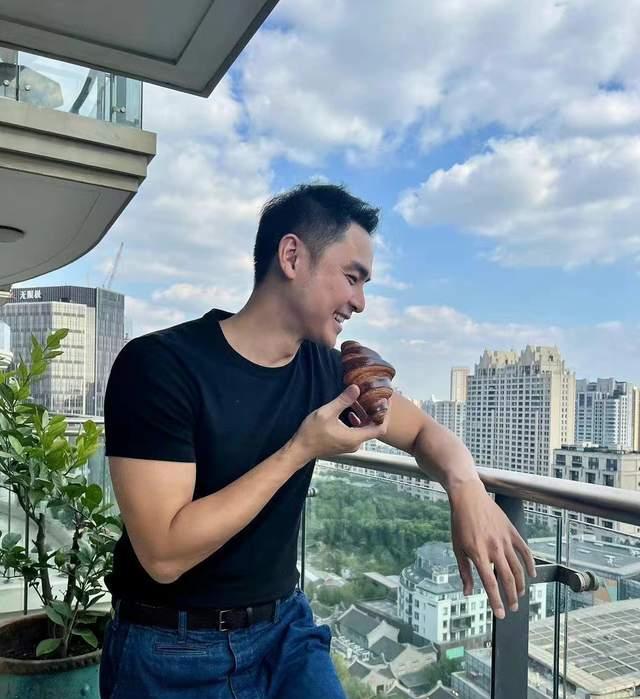 明道|明道牵着两岁儿子现身上海商场，孩子偏瘦，衣服宽松像大了两个码