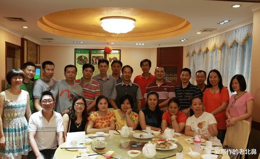 同学会,男的500女的免费男生转身就走,说500够他爸妈一个月的生活费了,这样做对吗?