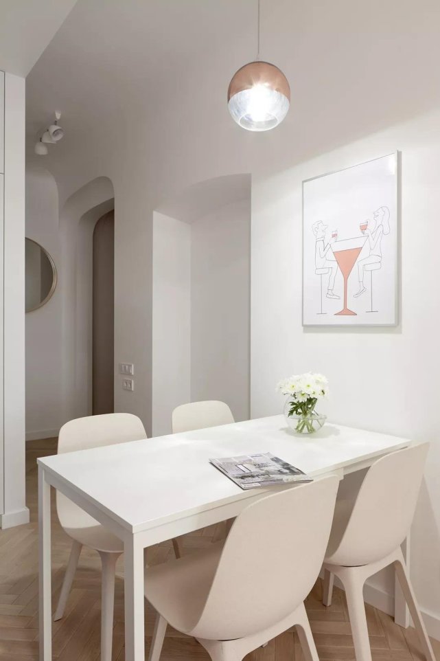 83平混搭风二居室,一张橘色沙发客厅空间,卧室只有榻榻米好吗