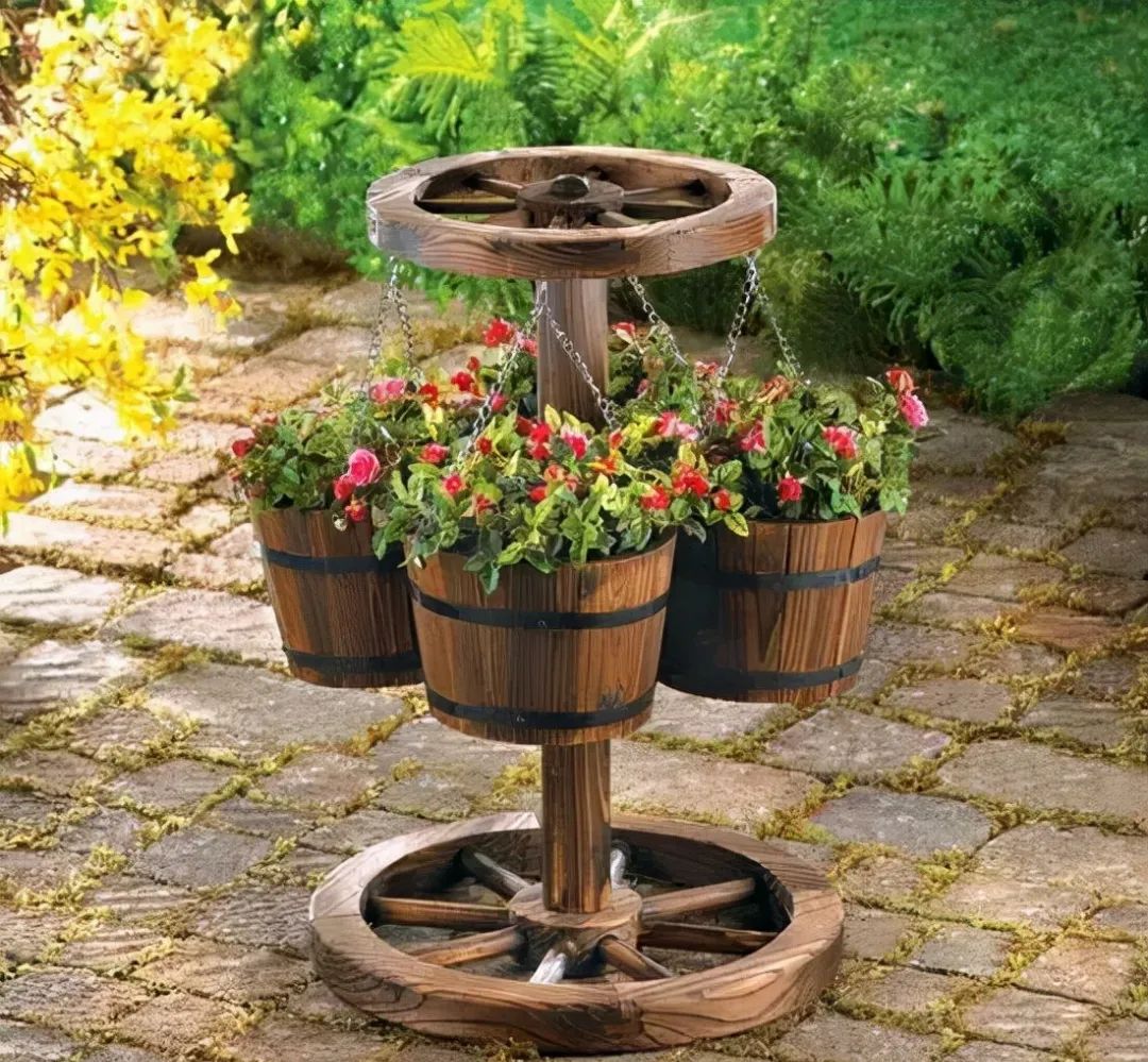 花园里设计几个景观小品,增添一些景致,也给生活添点小情调