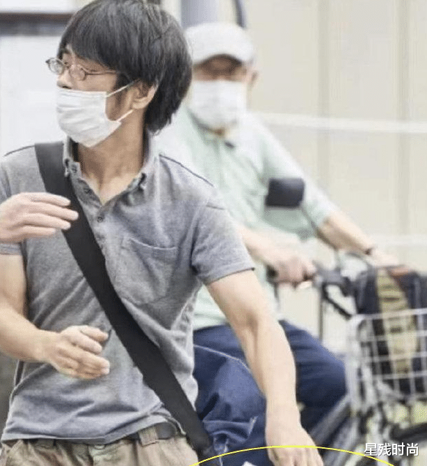 安倍晋三突然中枪！贴身女保镖毫无反应