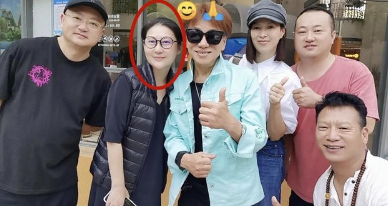 吴志雄|午马遗孀与吴志雄等人聚会，满面春光与温碧霞像两个少女