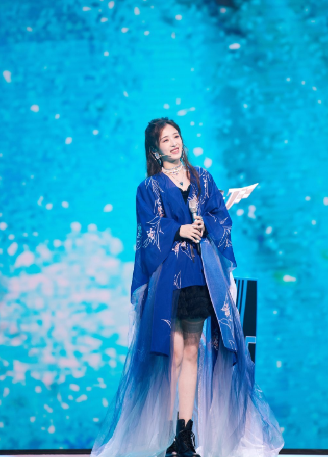 张含韵|张含韵最新宫廷风黑天鹅大片出炉，穿汉服演唱《丹青墨绿》，好仙