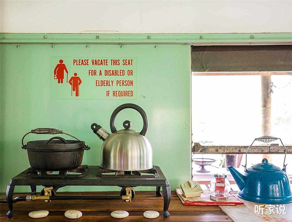 夫妻俩买下1950年废弃火车,将一节车厢变成70㎡小家,太有特点了