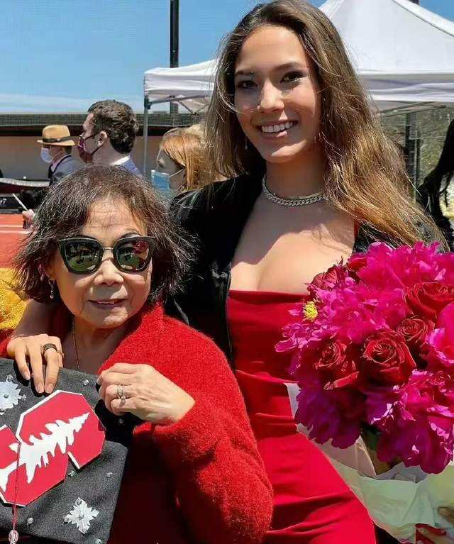 谷爱凌|谷爱凌回美国后玩嗨了！穿单肩泳衣骑水上摩托太狂野，网友：刺激