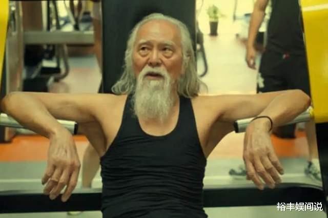 王德顺|86岁王德顺现身红毯!扎辫子留胡须身形健硕,昂首阔步状态似30岁