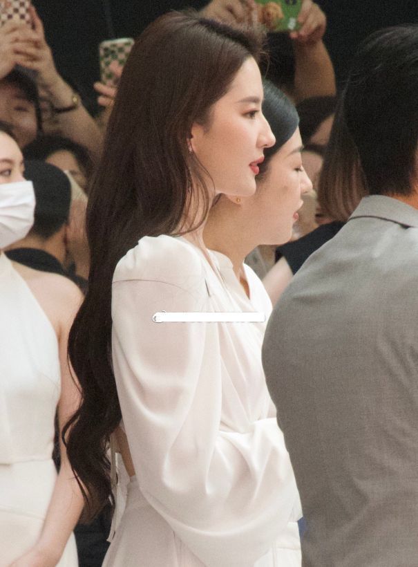 刘亦菲|刘亦菲武汉出席活动，穿白色长裙仙气飘飘，亲自动手扇风接地气