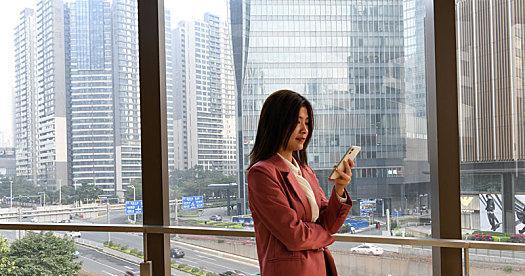 通过共享服务中心帮助财务人员获取数据信息，提高信息数据准确性