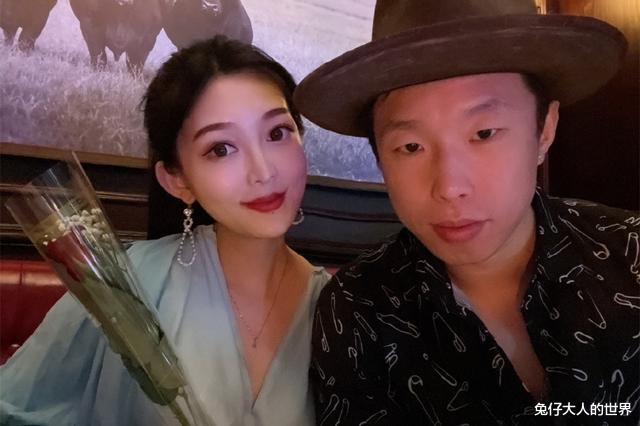 玫瑰|德云社烧饼晒节日礼物，一大束玫瑰引人羡慕，粉丝：被迫吃了狗粮