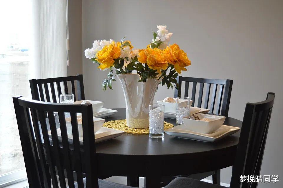 装修做个餐边柜,收纳水杯水壶,保持餐台简洁,实用美观两不误