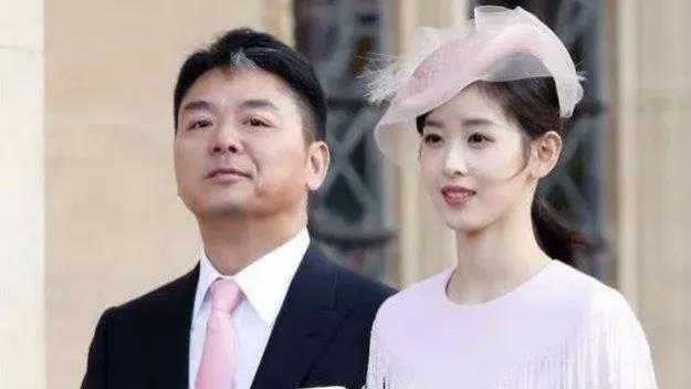 |刘强东和初恋分手多年后再同框，网友调侃：东哥看上去有点紧张啊