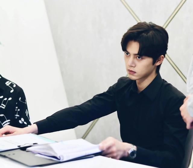 赵雅芝|26岁男星参加酒局，放不开被指鼻子教训