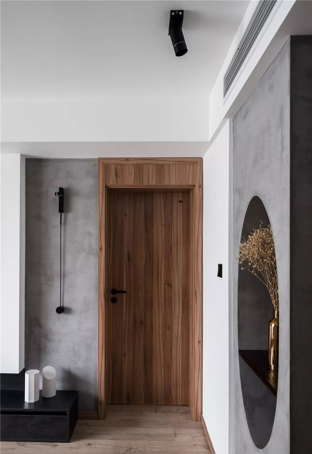 140㎡三房改四房，水泥灰+木色，展现“侘（chà）寂”之美