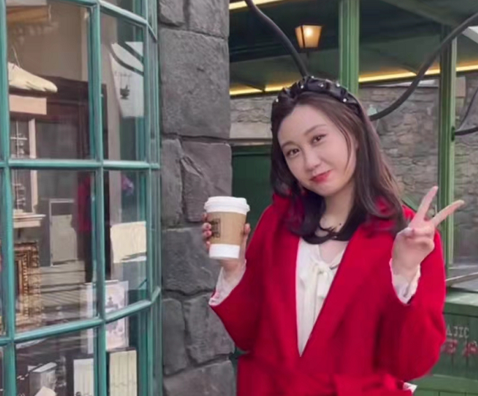 水亦诗|水均益女儿水亦诗露面，现身北京街头喝啤酒，现是清华大学研究生