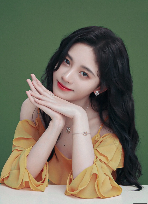 |李佳琪闺房照曝光,浴室素颜自拍风情万种,能否成为第二个鞠婧祎