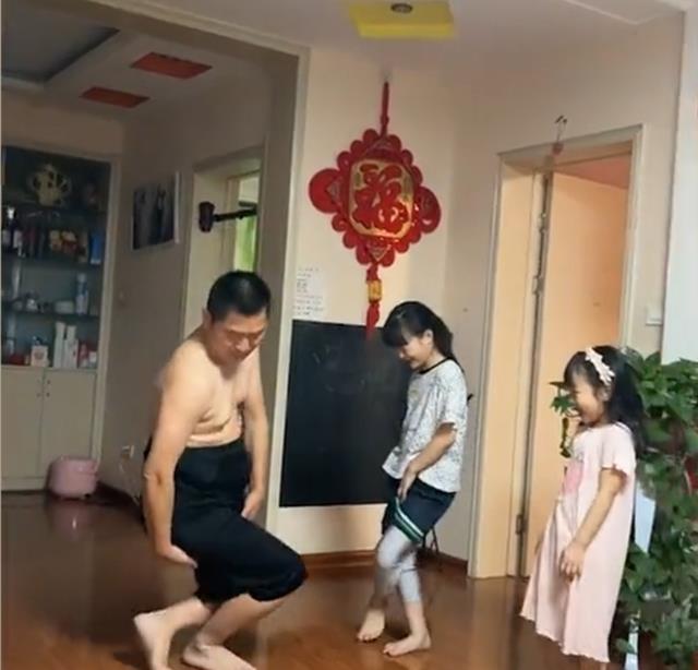 山东一男子套裙子,向女儿传授“防走光”动作,网友:爸爸太难了