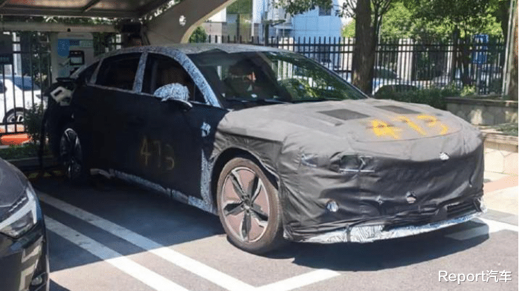 岚图首款轿车最新谍照曝光，内饰撞脸理想ONE？