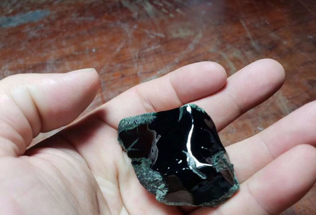 |一块鸡蛋大小的翡翠原石，竟切出玻璃种墨翠，羡煞旁人！