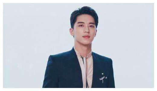 许魏洲|许魏洲带妻子逛环球影城视频曝光,被质疑摆拍,网友:演得不错