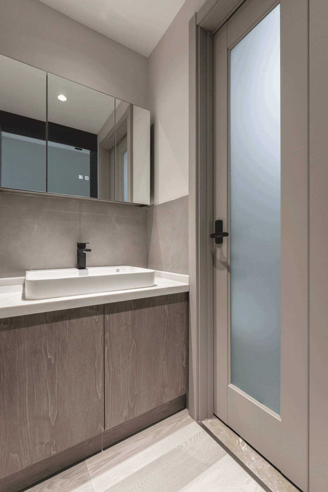 112㎡现代两居,4处柜门变房门,这个家到处都是“密室”,有趣