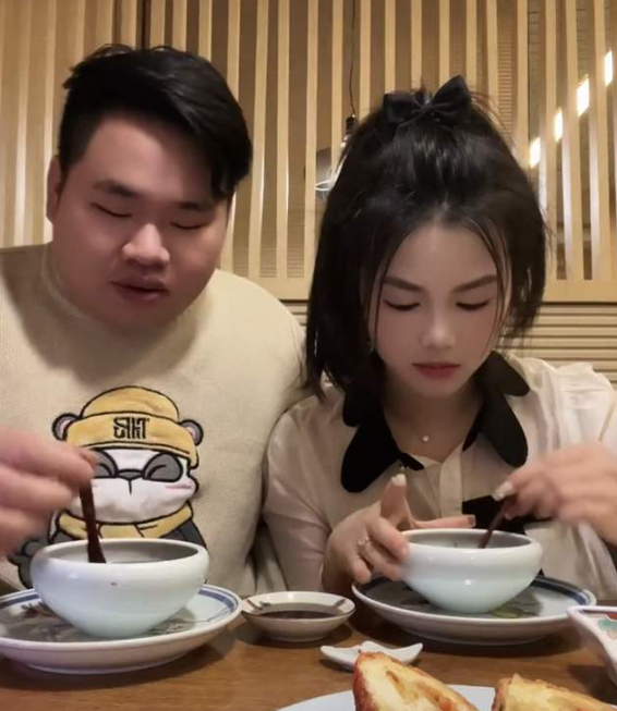 |冷少与正牌女友过节，帝王蟹大甲鱼堪称壕宴，网友觉得长相不搭