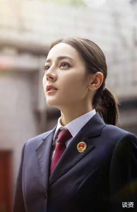 迪丽热巴|迪丽热巴《公诉精英》杀青,一身正装上演“制服杀”,这气质也太绝了