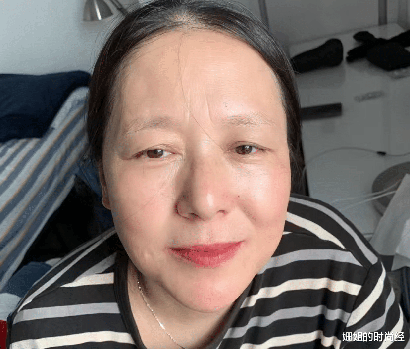 化妆 50岁的女人，化妆不用扮嫩，画这3个地方就够了，优雅还显气色好