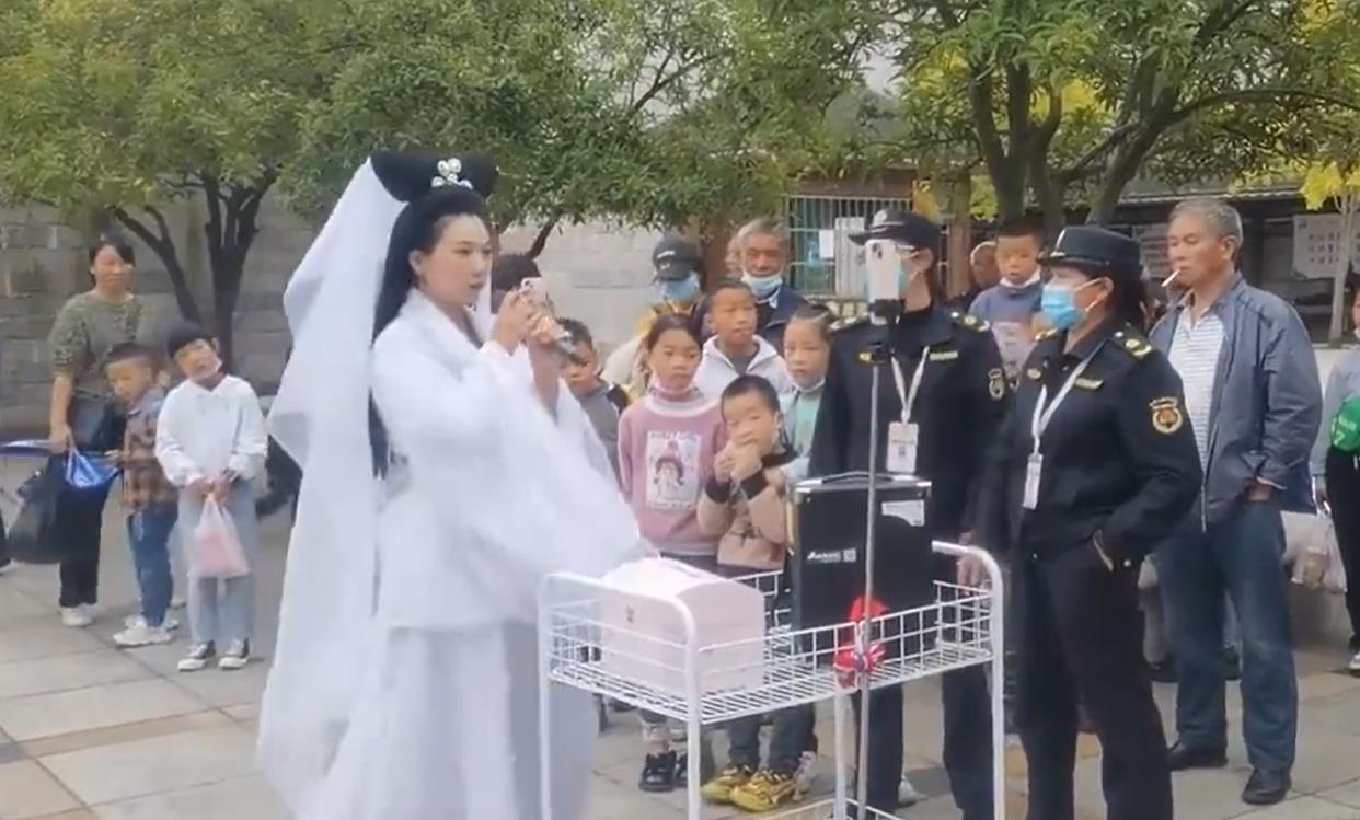 女子扮白娘子直播遭城管驱赶,不让我直播你养我啊