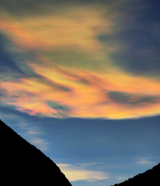 纳木那尼峰|云南丽江现惊艳七彩祥云 天际多彩斑斓美如仙境