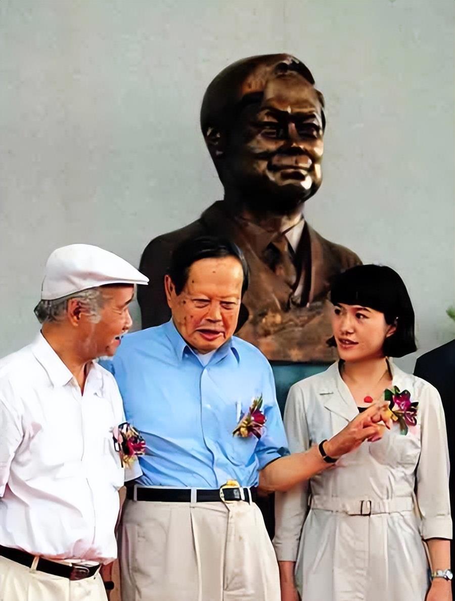 许文强 杨振宁老婆越老越漂亮，剪短发改变气质，而且不扮少女打扮得体