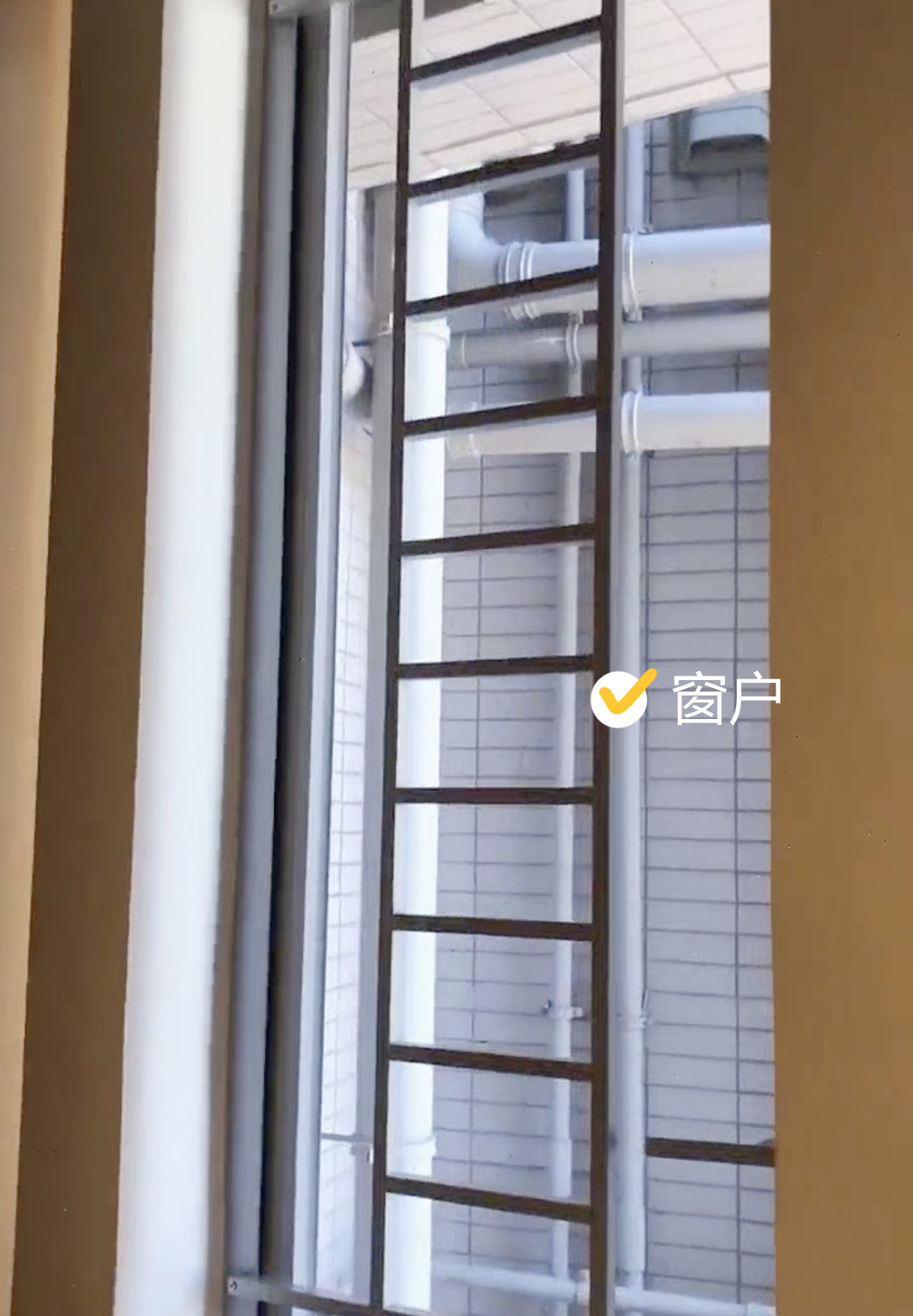 香港菲佣的房子,只有3㎡,睡在洗衣机上,却有空调和独立卫生间