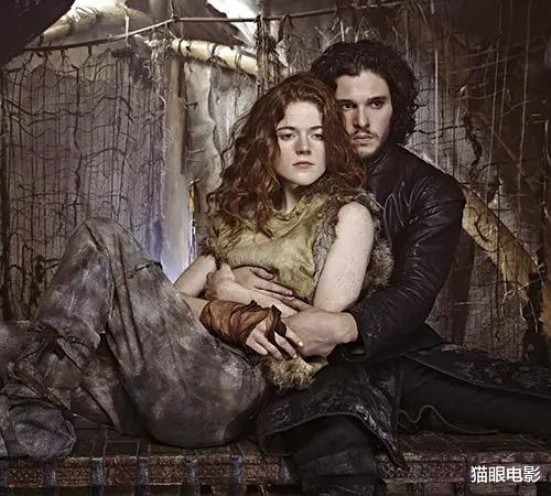 权力的游戏|权游小夫妻罕见同框，火吻绝美白得发光，剃掉胡子的雪诺年轻不少