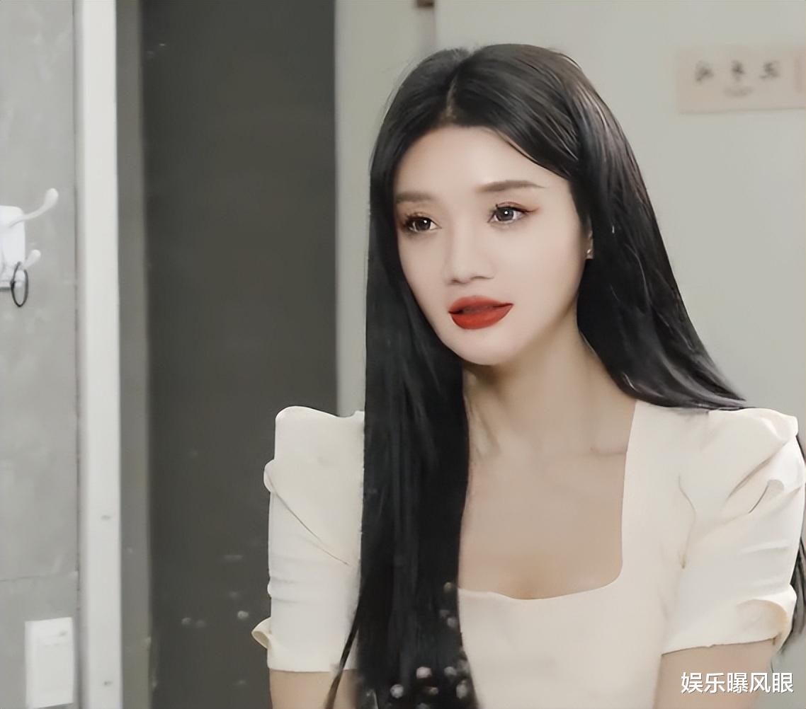 网红唐小鱼被批没素质?花盆里套黑塑料袋泡脚,网友:丢人现眼