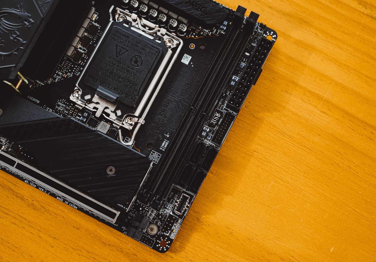 meg|暗黑系加持,12代平台超猛小钢炮!微星MEG Z690i UNIFY暗影图赏