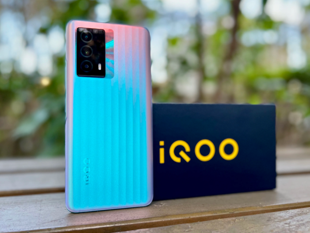 iqoo|12GB+256GB+6400万像素，长续航手机价格亲民，跌至1699元