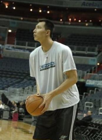 盛装|易建联的过去，19岁情窦初开便痴迷刘亦菲，送出百万手腕却被拒