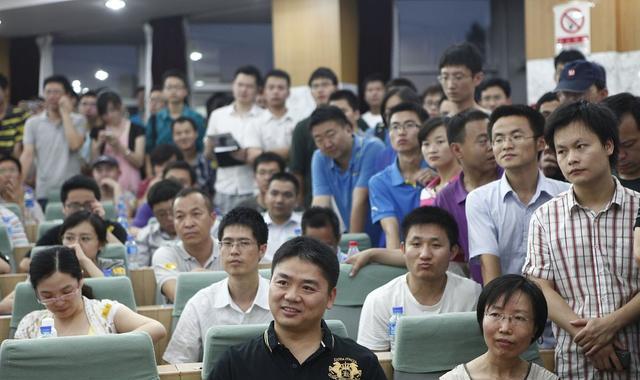 快递员|刘强东承诺干满5年买房,工作13年的0001号快递员,现在怎样了?