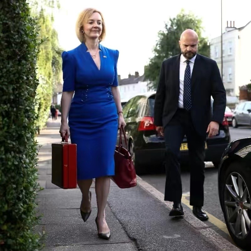 穿衣搭配|英国最年轻女首相火了！刚上任就被夸，颜值高穿衣美成小“铁娘子”