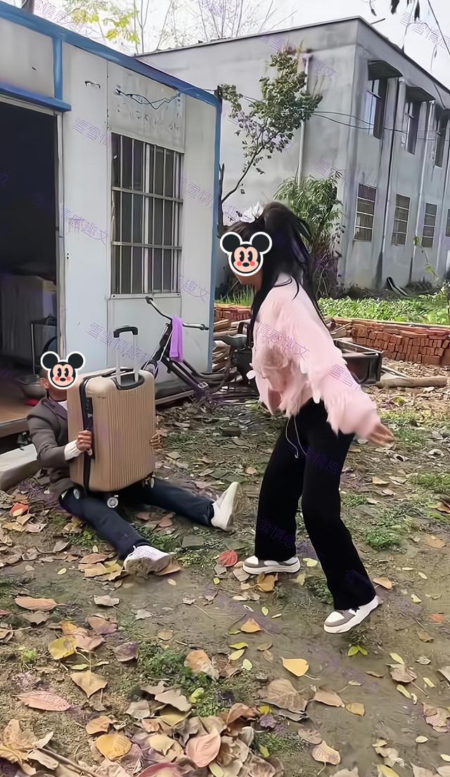 女子去见网友,发现对方是位大爷,数落他之后不顾挽留弃行李离开